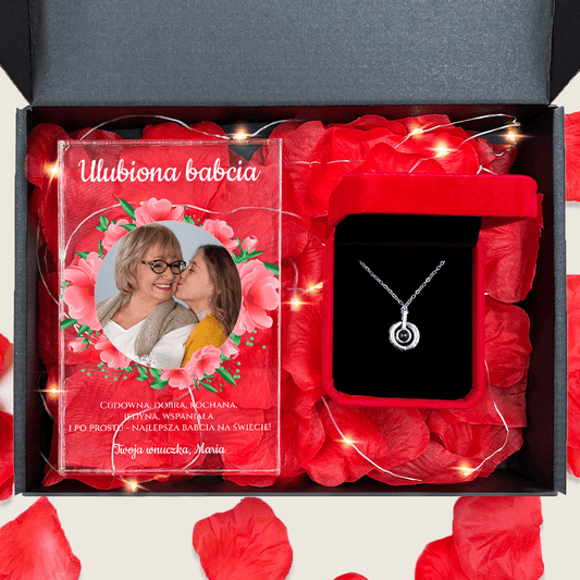 Druk na szkle WSPANIAŁA BABCIA + wisiorek box 2 w 1 - zestaw prezentowy, spersonalizowany prezent dla babci - idamell.com