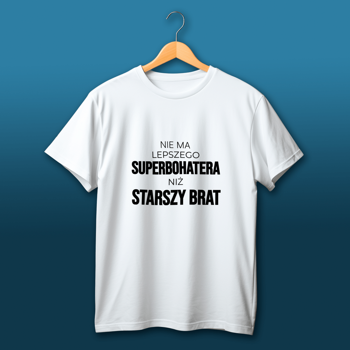 Koszulka męska z nadrukiem BRAT - SUPERBOHATER - spersonalizowany prezent dla brata - idamell.com