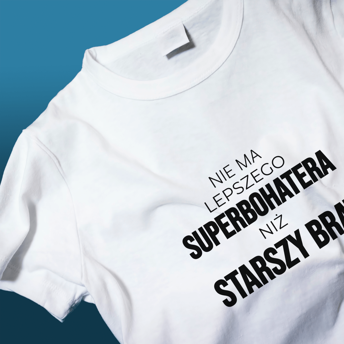 Koszulka męska z nadrukiem BRAT - SUPERBOHATER - spersonalizowany prezent dla brata - idamell.com