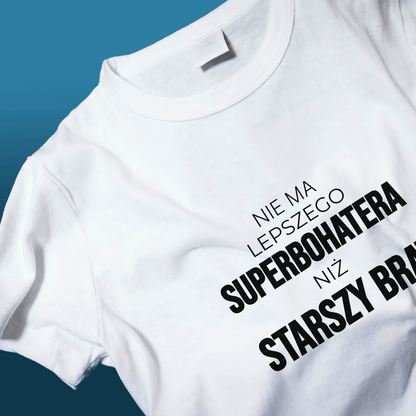 Koszulka męska z nadrukiem BRAT - SUPERBOHATER - spersonalizowany prezent dla brata - idamell.com