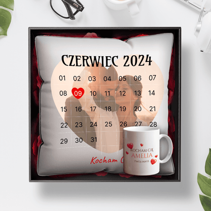 Kubek + poduszka z nadrukiem ROCZNICA - zestaw prezentowy Box 2 w 1, spersonalizowany prezent dla niej - idamell.com