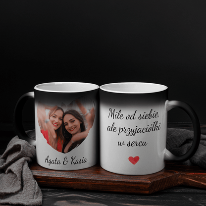Przyjaciółki w sercu - 1x Kubek magiczny z nadrukiem, spersonalizowany prezent dla przyjaciółki - idamell.com