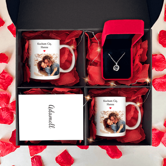 Wisiorek + 2x kubek z nadrukiem NAJLEPSZA MAMA box 3 w 1 - zestaw prezentowy, spersonalizowany prezent dla mamy - idamell.com
