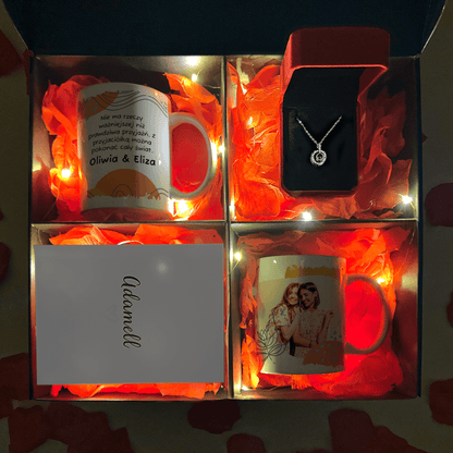 Wisiorek + 2x kubek z nadrukiem PRZYJAŹŃ box 3 w 1 - zestaw prezentowy box, spersonalizowany prezent dla przyjaciółki - idamell.com