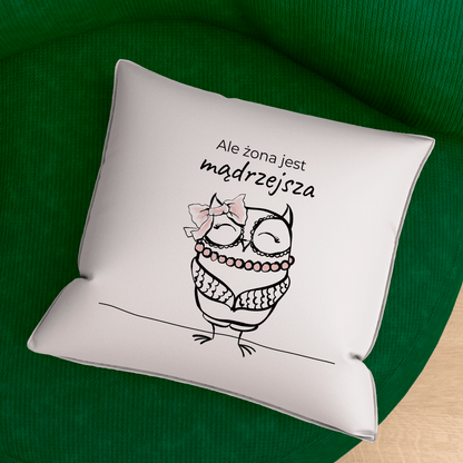 Zestaw 2 poduszek z własnym nadrukiem MĄŻ MĄDRY & ŻONA MĄDRZEJSZA - spersonalizowany prezent dla pary - idamell.com