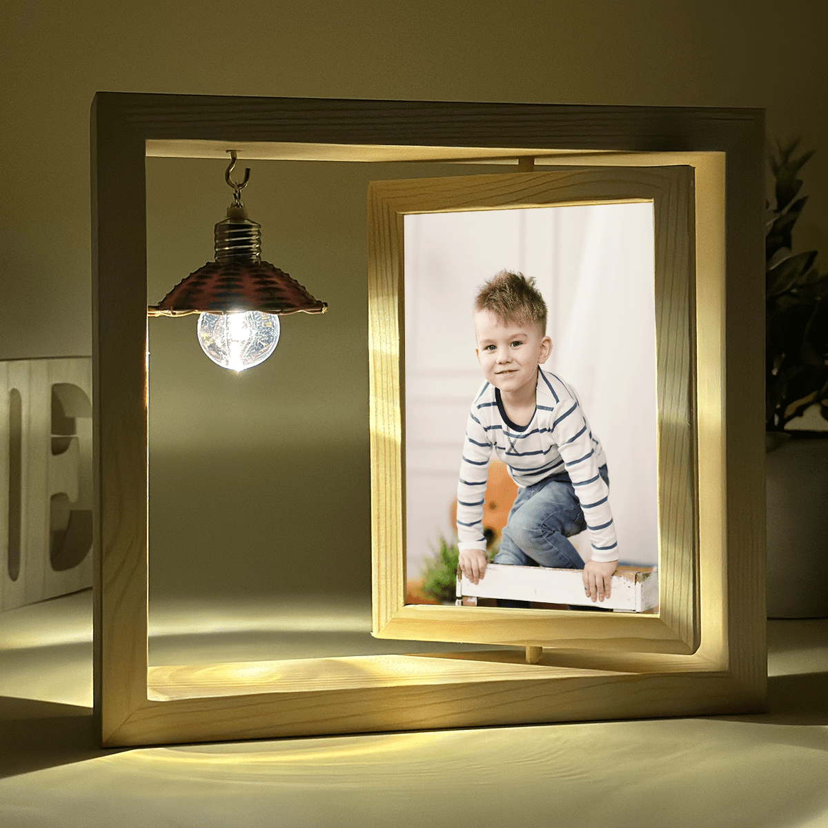 Fotografia dziecka - Druk na szkle w drewnianej ramce + led, spersonalizowany prezent dla dziecka - idamell.com