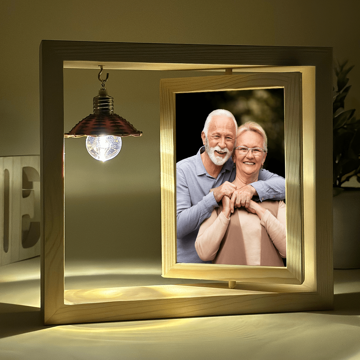 Fotografia mamy i taty - Druk na szkle w drewnianej ramce + led, spersonalizowany prezent dla rodziców - idamell.com