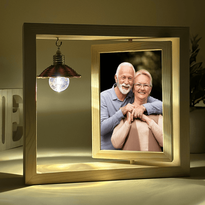 Fotografia mamy i taty - Druk na szkle w drewnianej ramce + led, spersonalizowany prezent dla rodziców - idamell.com