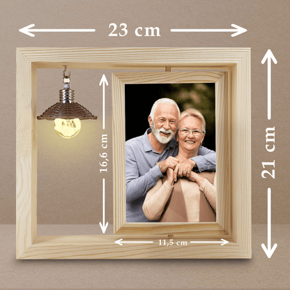 Fotografia mamy i taty - Druk na szkle w drewnianej ramce + led, spersonalizowany prezent dla rodziców - idamell.com
