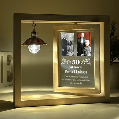 Nasze 50 lat razem - Druk na szkle w drewnianej ramce + led, spersonalizowany prezent dla pary - idamell.com