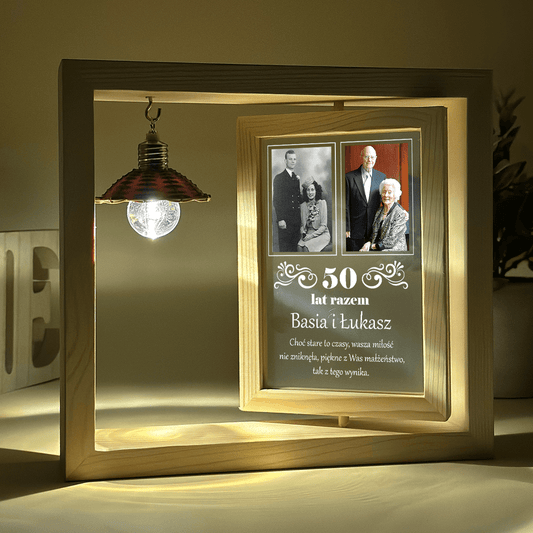 Nasze 50 lat razem - Druk na szkle w drewnianej ramce + led, spersonalizowany prezent dla pary - idamell.com