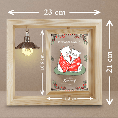 Pierwsze święta grafika koty - Druk na szkle w drewnianej ramce + led, spersonalizowany prezent dla żony - idamell.com